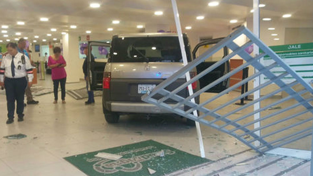 Mujer choca contra laboratorio en Nuevo León