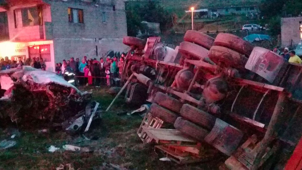 Choque entre torton y camioneta deja tres muertos en el Estado de México