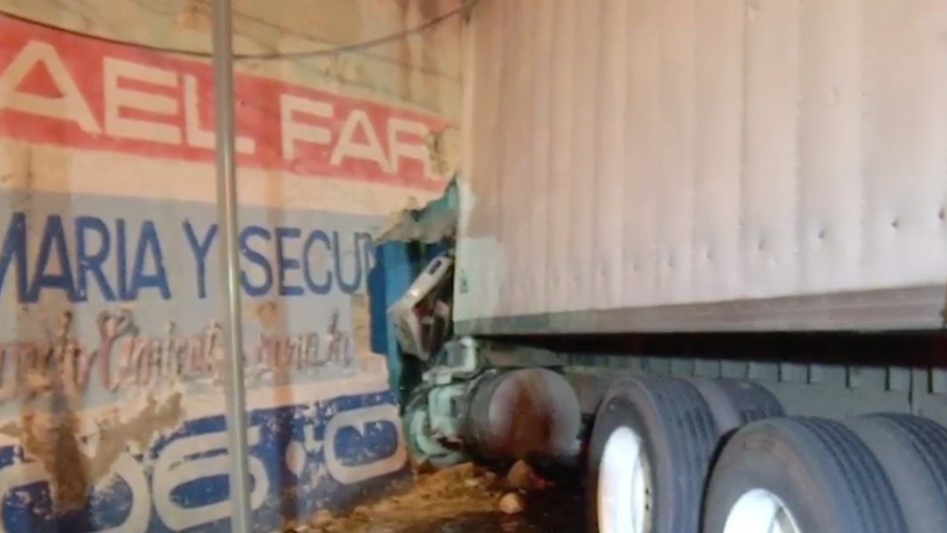 Tráiler choca contra vecindad en Gustavo A. Madero