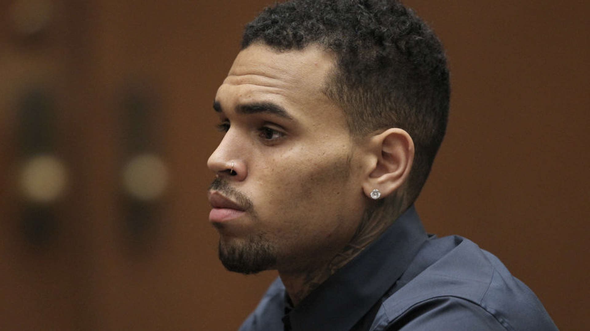 Mujer denuncia violación en casa de Chris Brown