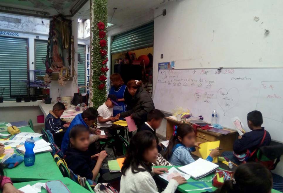 Alumnos toman clase en mercado debido al sismo del 19 de septiembre - clases-mercado-ecatepec