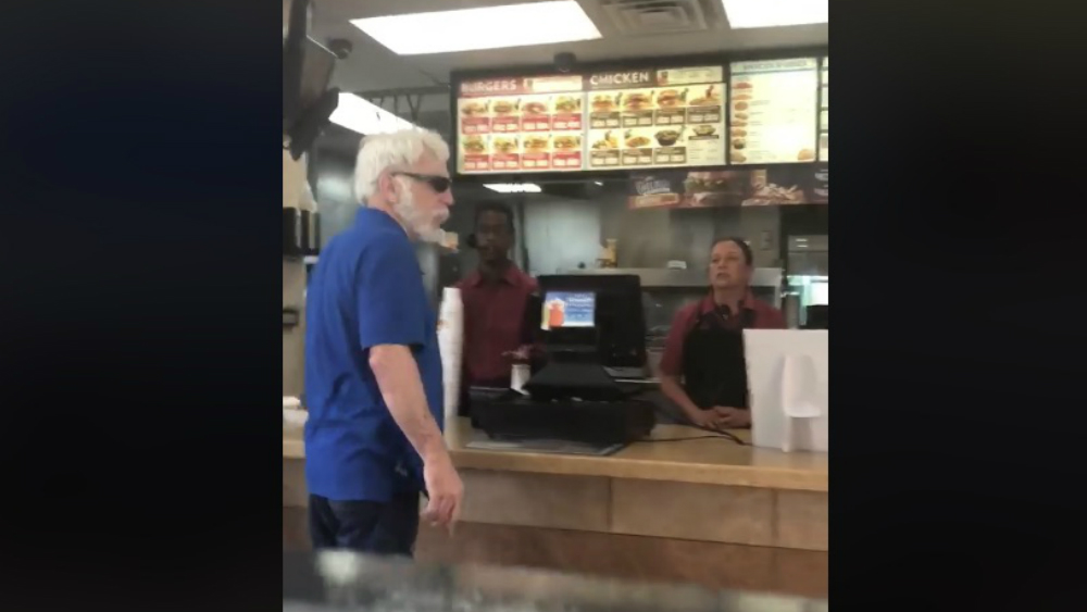 #Video Cliente en EE.UU. a empleada latina: “Te compro boleto de regreso a México”