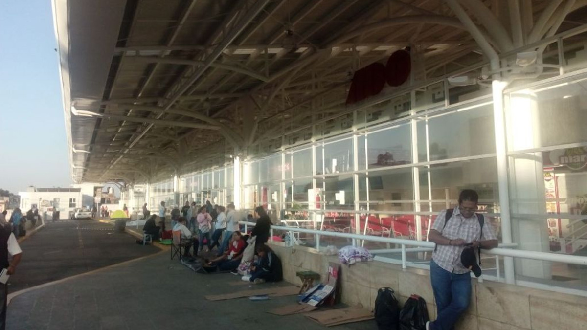 Continúan bloqueos a terminal de autobuses y aeropuerto en Oaxaca