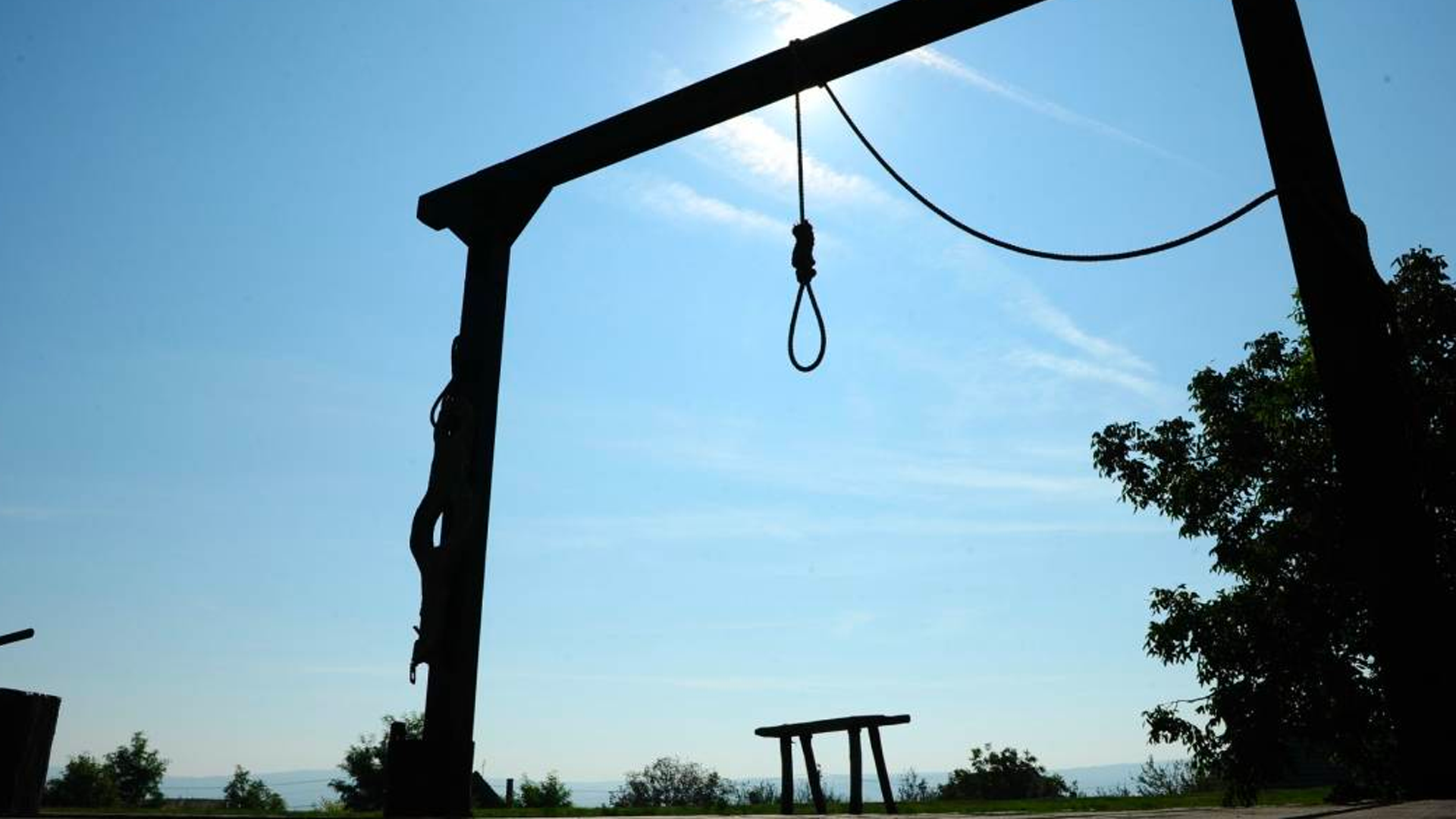 Condenan a la horca a joven que mató a su esposo por violarla