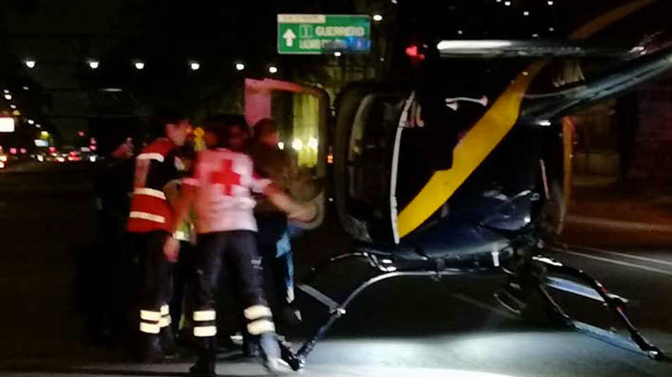 Helicóptero traslada a policía con doble impacto de bala
