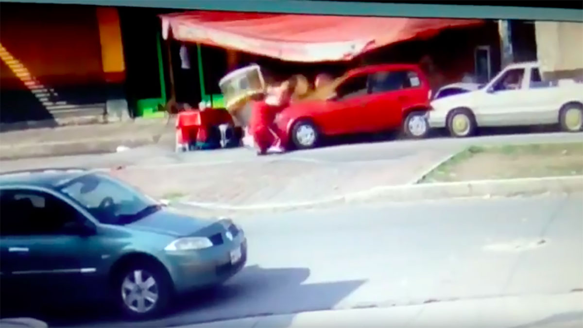 #Video Conductor ebrio destruye puesto de carnitas en Edomex