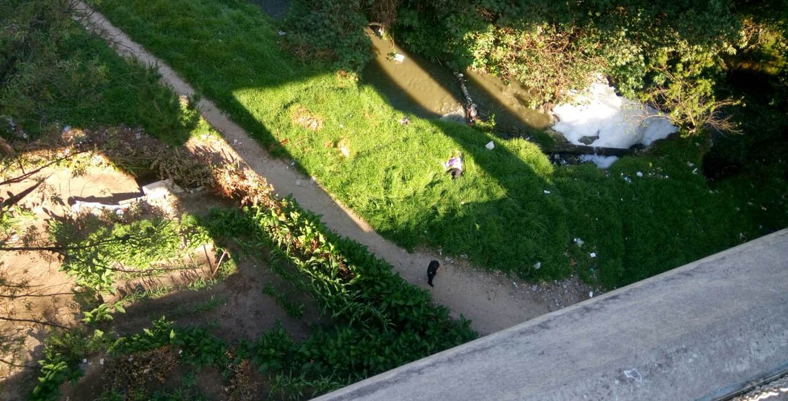 Encuentran cadáver en río de aguas negras en Álvaro Obregón - cuerpo-que-localizaron-a-las-orillas-de-un-rio-de-aguas-negras-en-la-delegacion-alvaro-obregon-foto-jose-m-ruiz