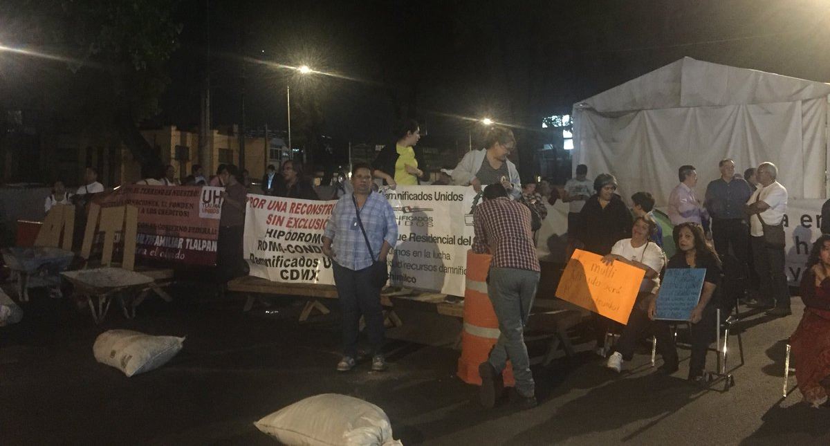 Damnificados cierran carriles centrales de Calzada de Tlalpan