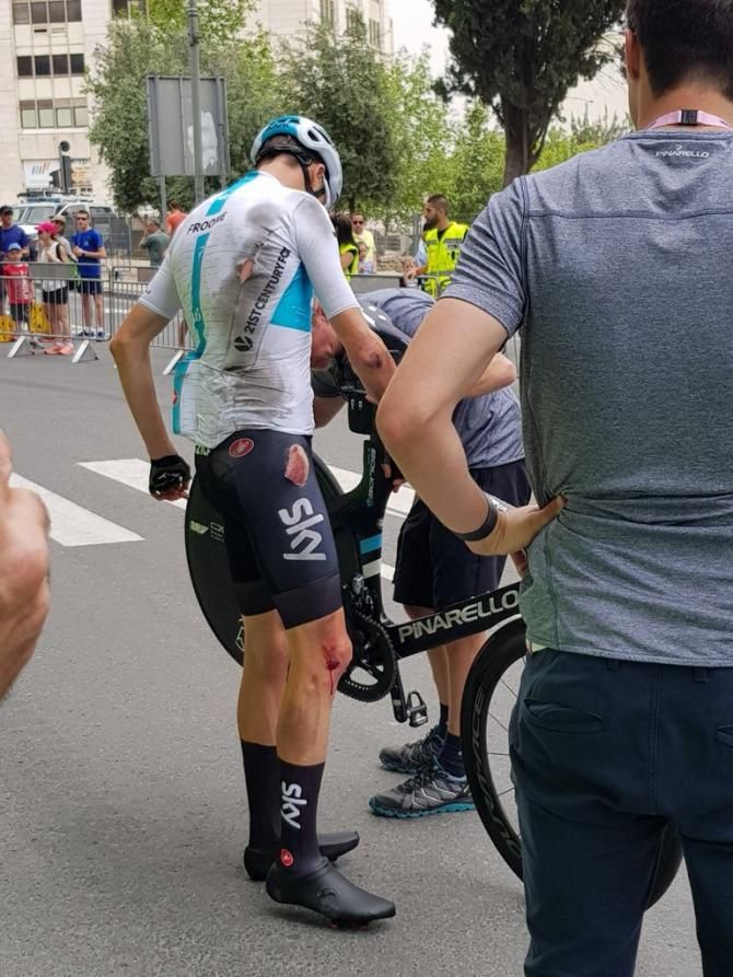 Ciclista se fractura vértebra en jornada inaugural del Giro de Italia - dcwnzdhx0aafslo