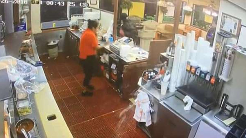 #Video Cliente dispara a presunto asaltante