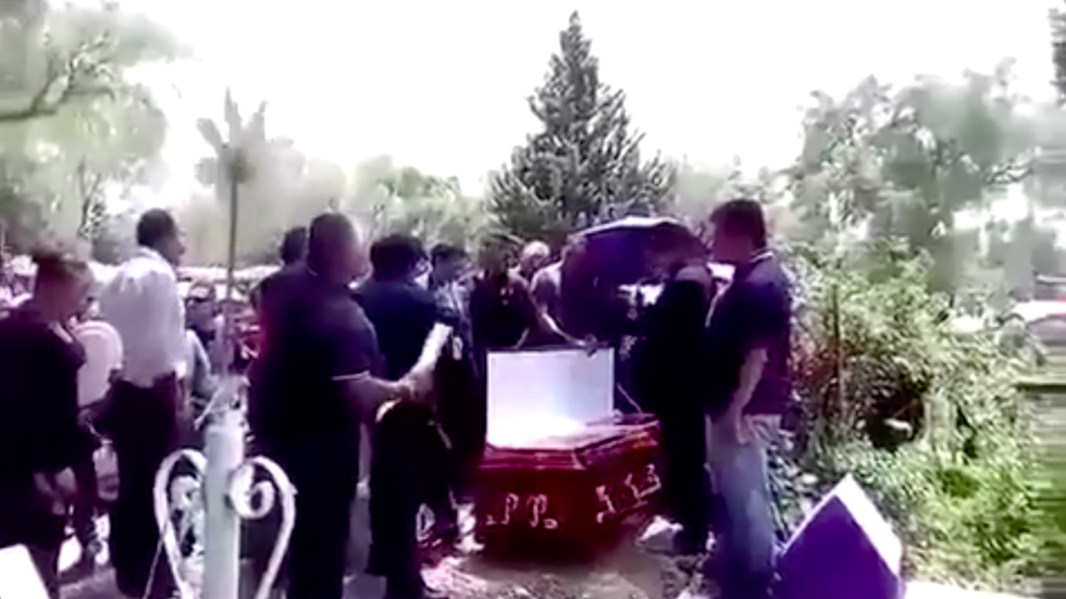 #Video Disparan al aire para despedir a comandante asesinado en Edomex