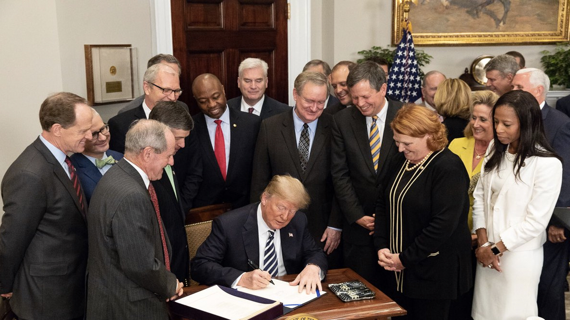 Trump promulga ley que anula regulaciones financieras de Barack Obama - donald-trump1