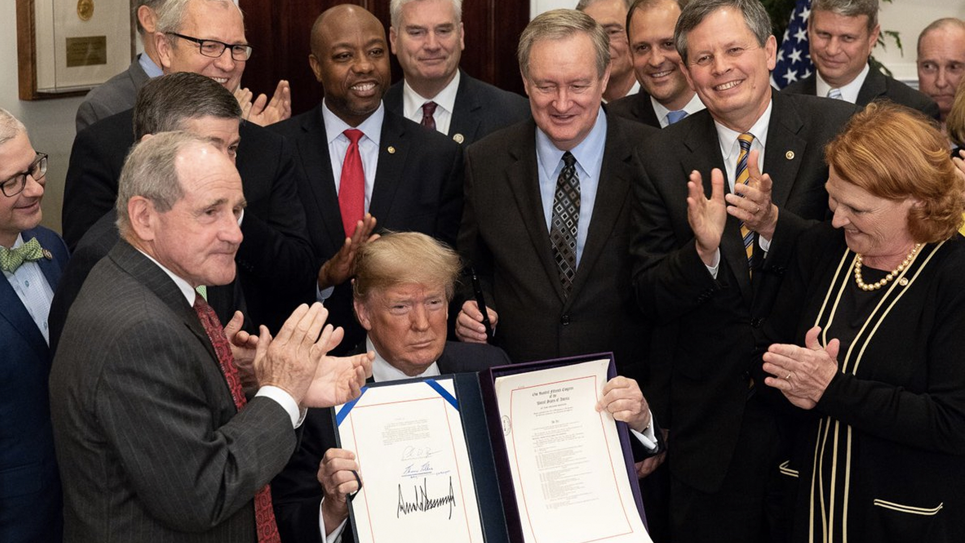 Trump promulga ley que anula regulaciones financieras de Barack Obama