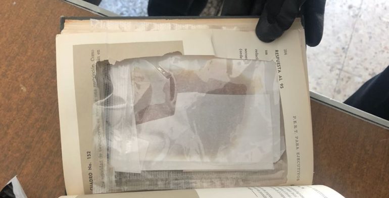 Encuentran droga en un libro en Jalisco