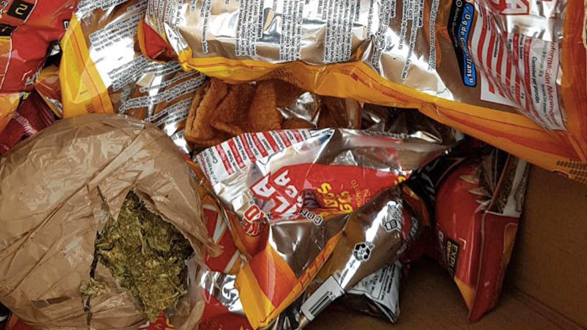 Encuentran una tonelada de mariguana en bolsas de papitas