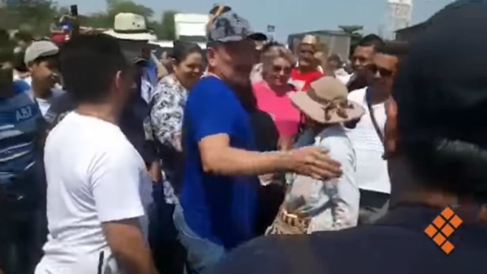 Aplauden y abrazan a ‘El Abuelo’ en Tepalcatepec tras liberación