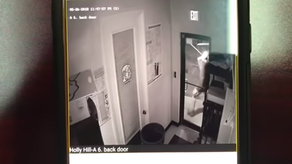 #Video Empleado de Little Caesars asesina a sujeto enmascarado que lo atacó