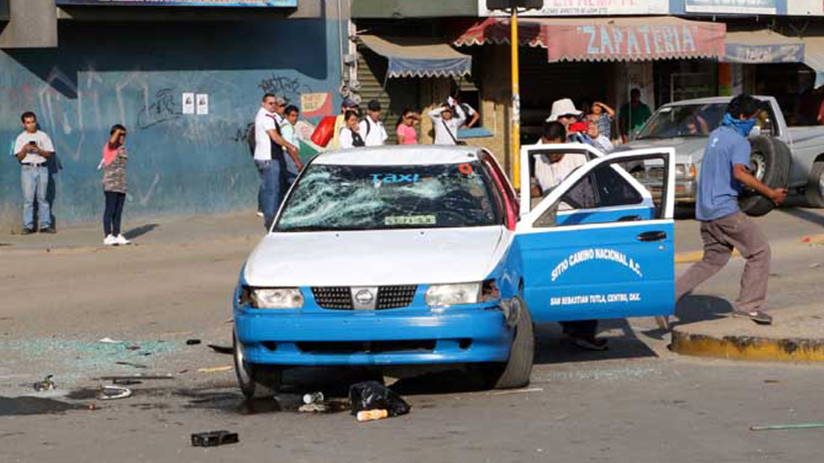 Enfrentamiento de taxistas en Oaxaca deja cuatro detenidos