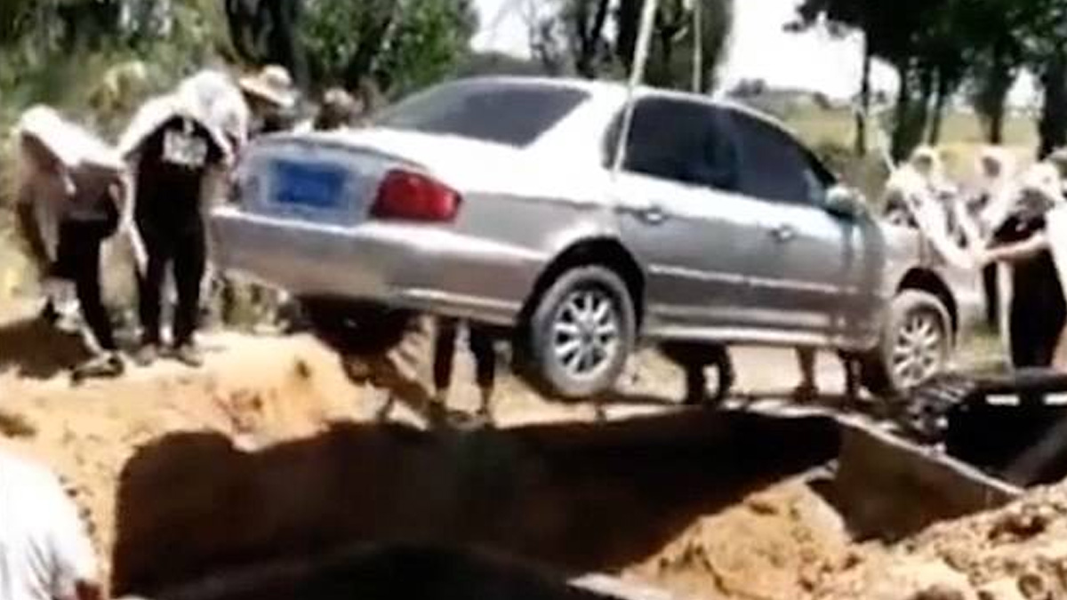 #Video Entierran a hombre en vehículo en China