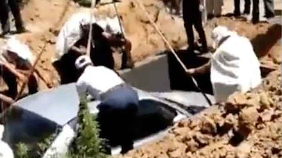 #Video Entierran a hombre en vehículo en China - entierro-hombre-vehiculo-china