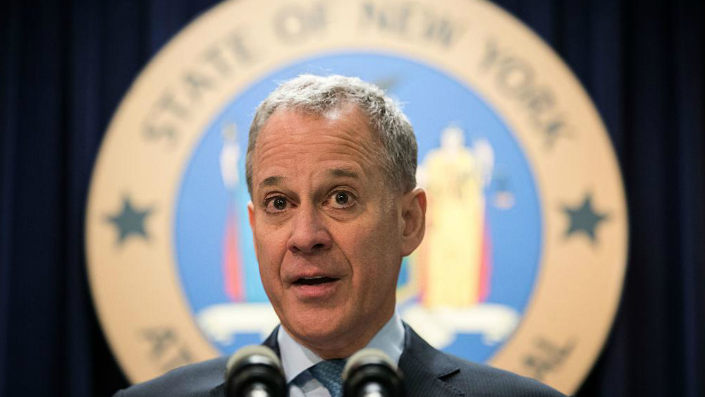 Renuncia fiscal estatal de Nueva York por acusaciones de maltrato
