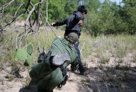 Fotografías muestran escape de joven en frontera sur de EE.UU. - escape1