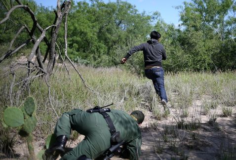 Fotografías muestran escape de joven en frontera sur de EE.UU. - escape2
