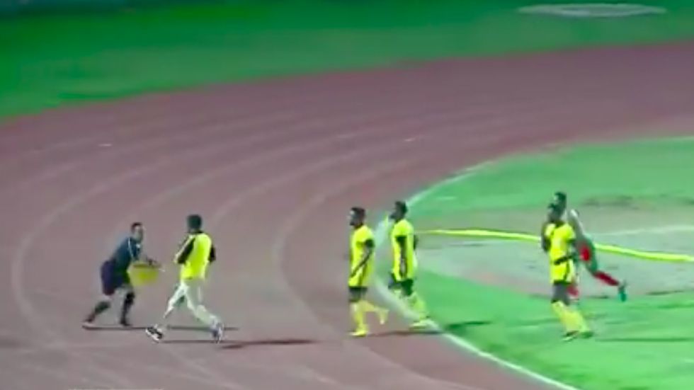 #Video Entrenador de futbol golpea a árbitro en Etiopía