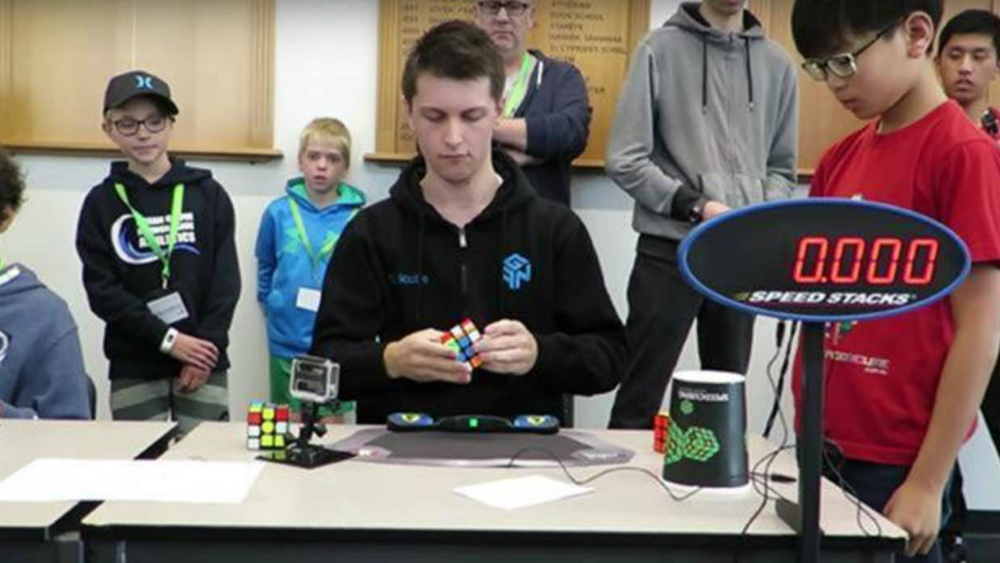 #Video Australiano pulveriza récord mundial en armar cubo de Rubik