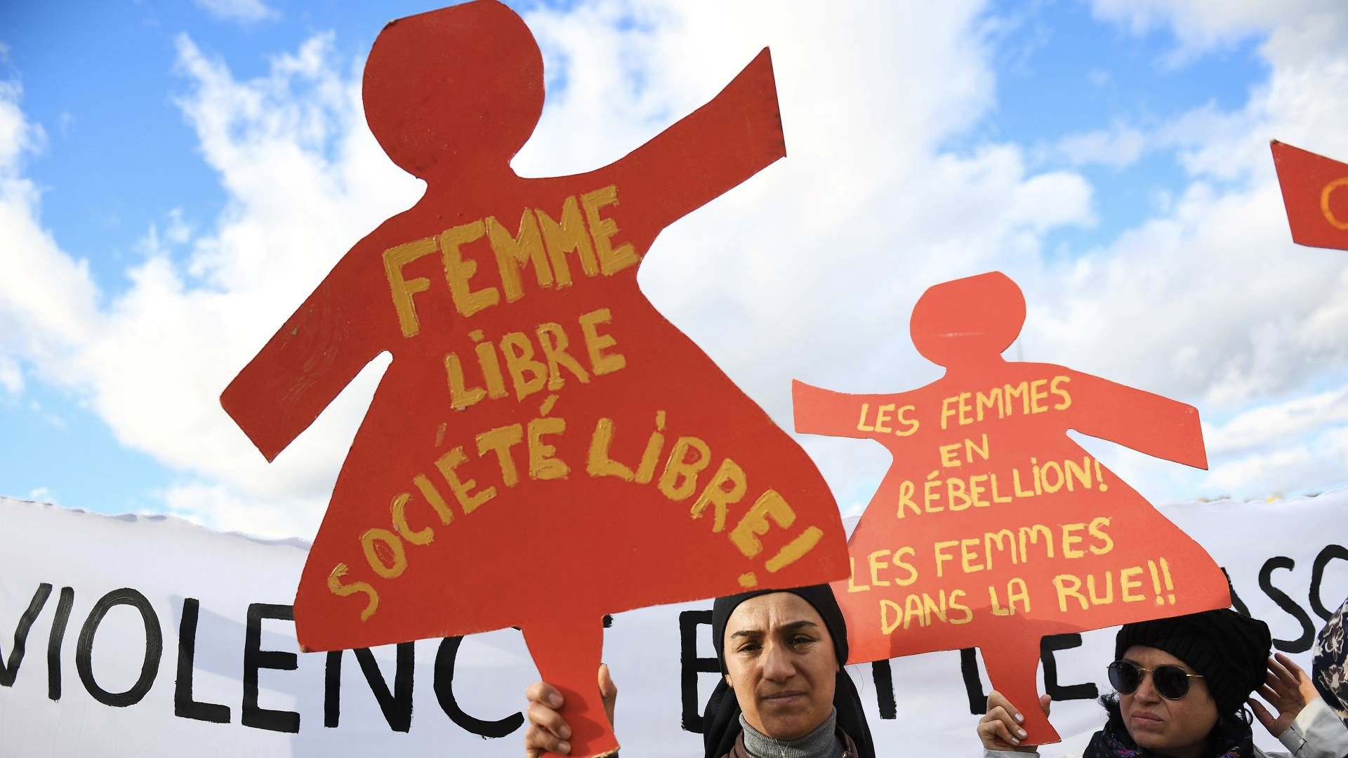 Multarían hasta con 750 euros a quienes chiflen a mujeres en Francia