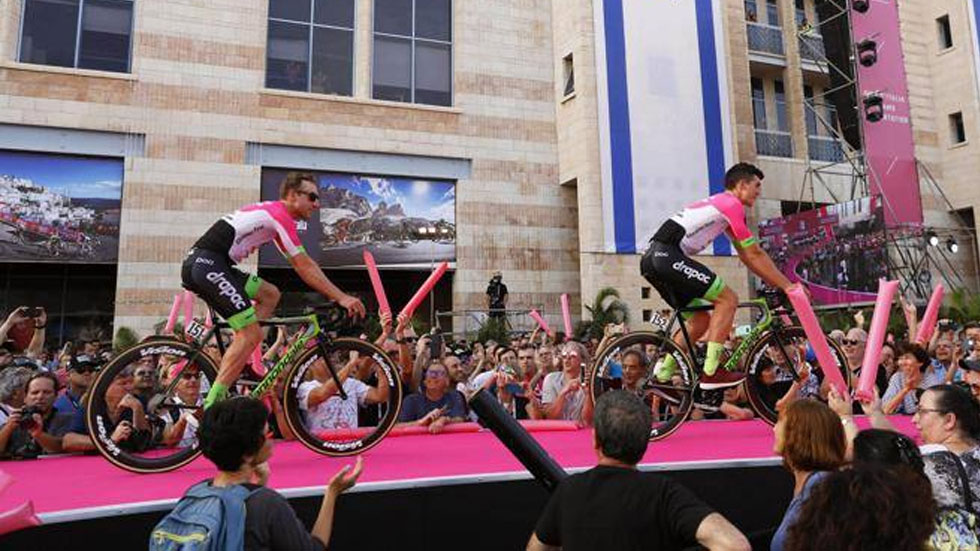 Ciclista se fractura vértebra en jornada inaugural del Giro de Italia