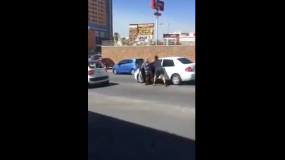 #Video Captan golpiza de joven a un adulto mayor en Chihuahua
