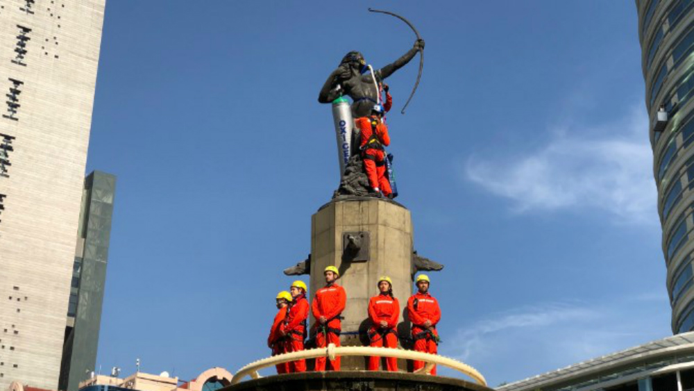 Protesta Greenpeace México y pone máscara de oxígeno a Diana Cazadora