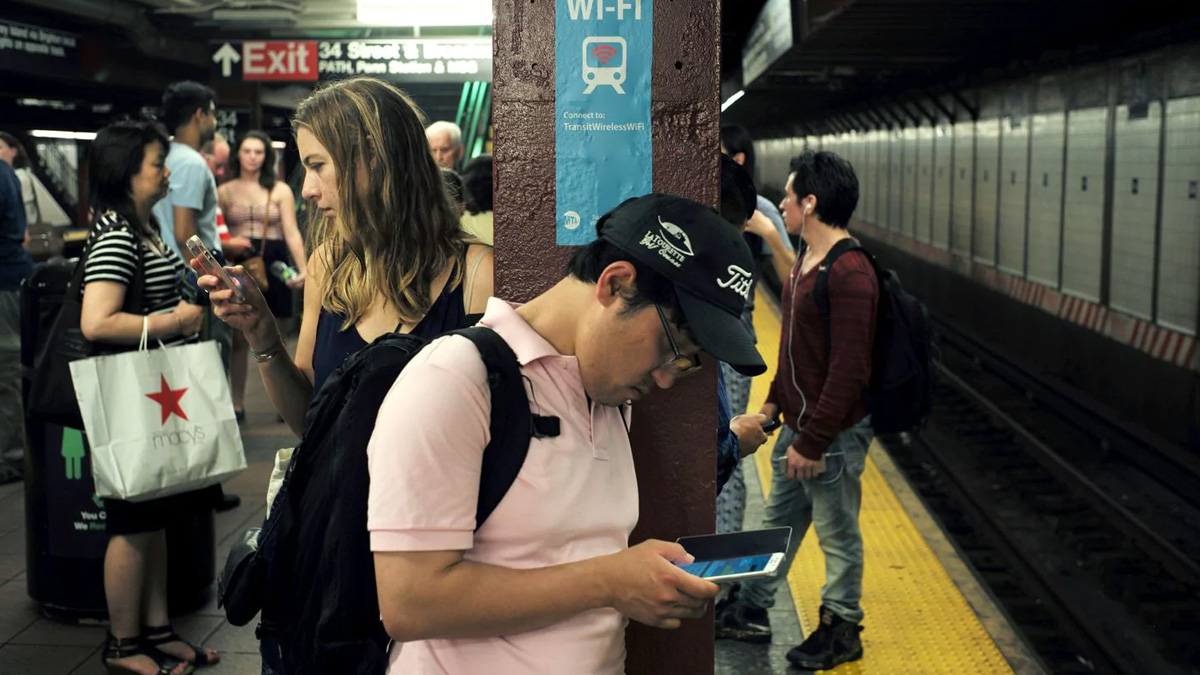 Ciberdelincuentes podrían acceder a tu celular por mensajes de texto - hackero-celulares-mensajes-de-texto