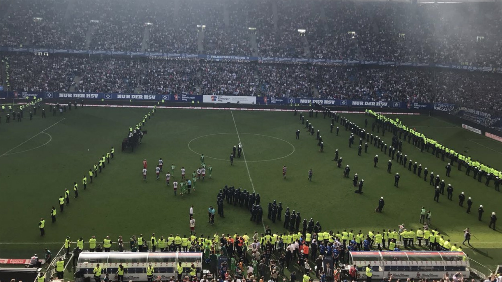 Entre disturbios, Hamburgo consuma primer descenso en la historia - hamburgo-descenso