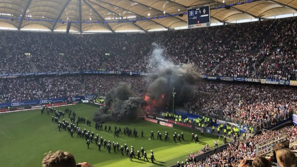 Entre disturbios, Hamburgo consuma primer descenso en la historia - hamburgo-descenso2