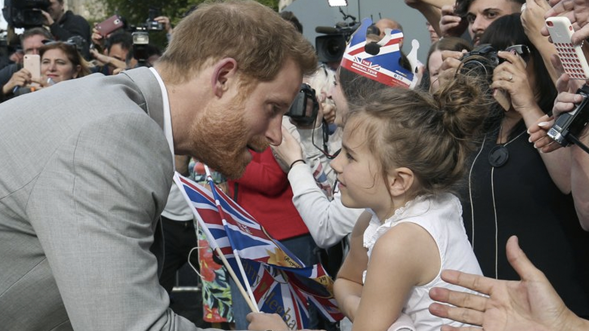 Príncipe Harry convive con fanáticos que se dieron cita en el castillo de Windsor - harry-previo-a-la-boda