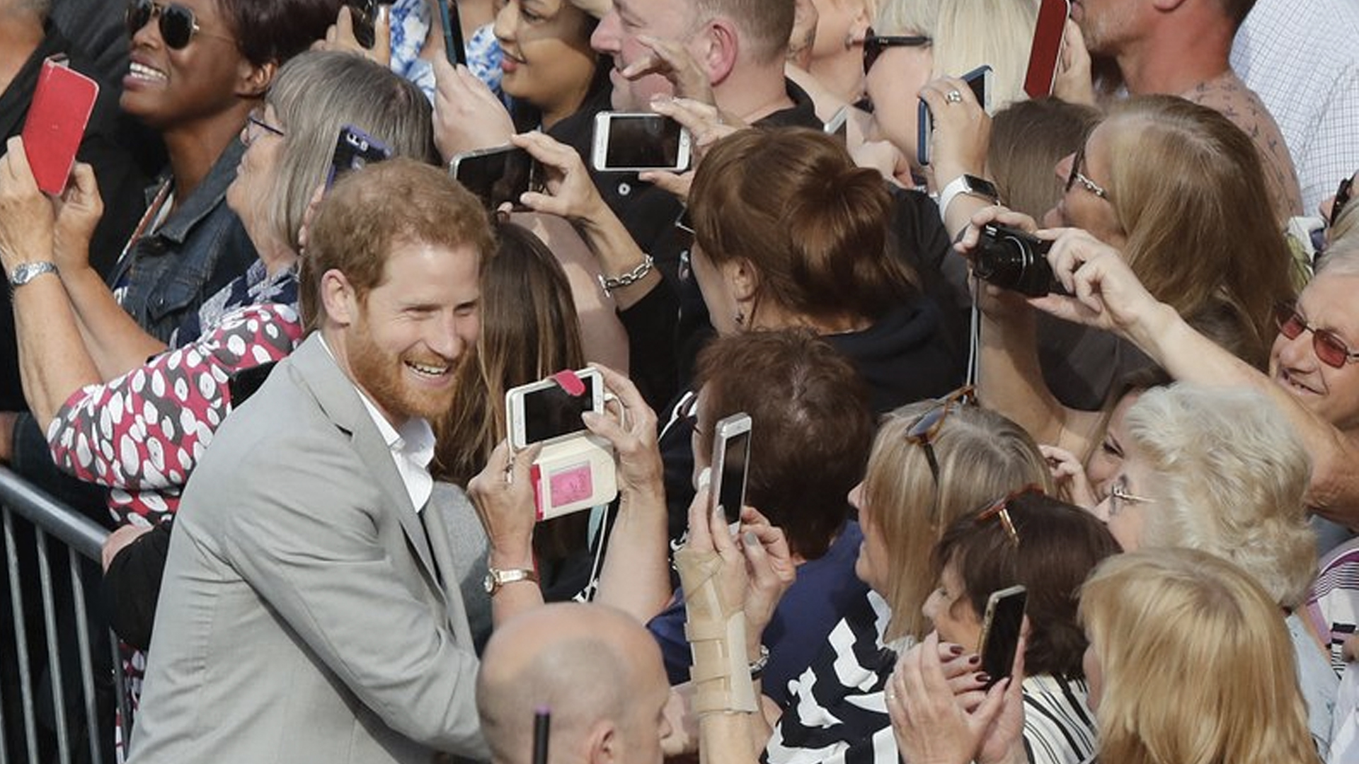 Príncipe Harry convive con fanáticos que se dieron cita en el castillo de Windsor - harry1