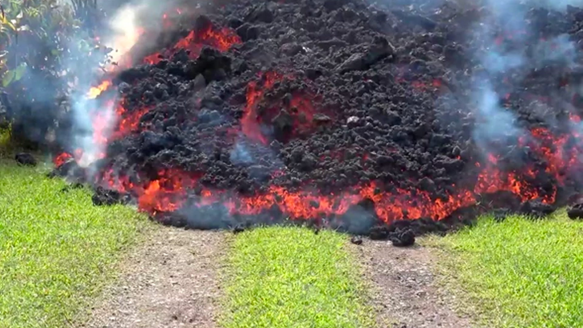 Vuelve para checar su casa de Hawaii y encuentra lava en el jardín
