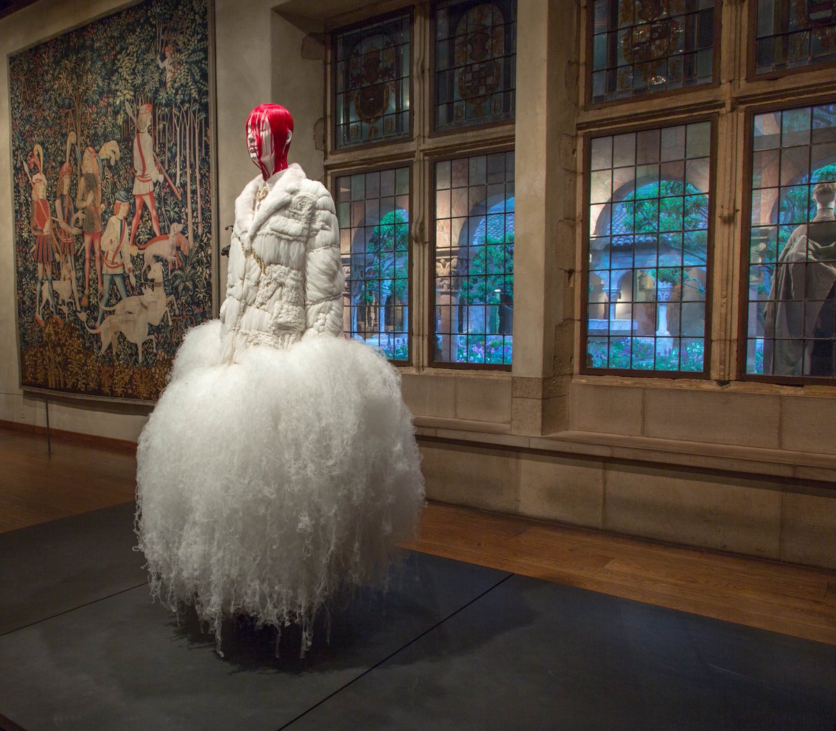 'Heavenly Bodies': la influencia del catolicismo en la moda - heavenly-bodies-museo-de-arte-metropolitano-2