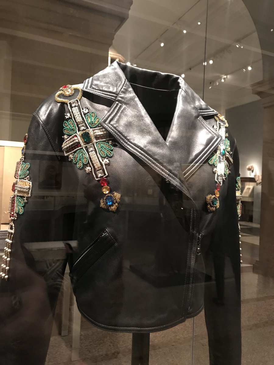 'Heavenly Bodies': la influencia del catolicismo en la moda - heavenly-bodies-museo-de-arte-metropolitano-5