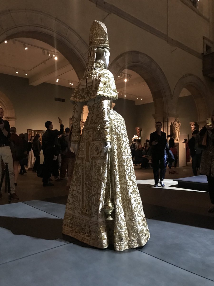 'Heavenly Bodies': la influencia del catolicismo en la moda - heavenly-bodies-museo-de-arte-metropolitano-6