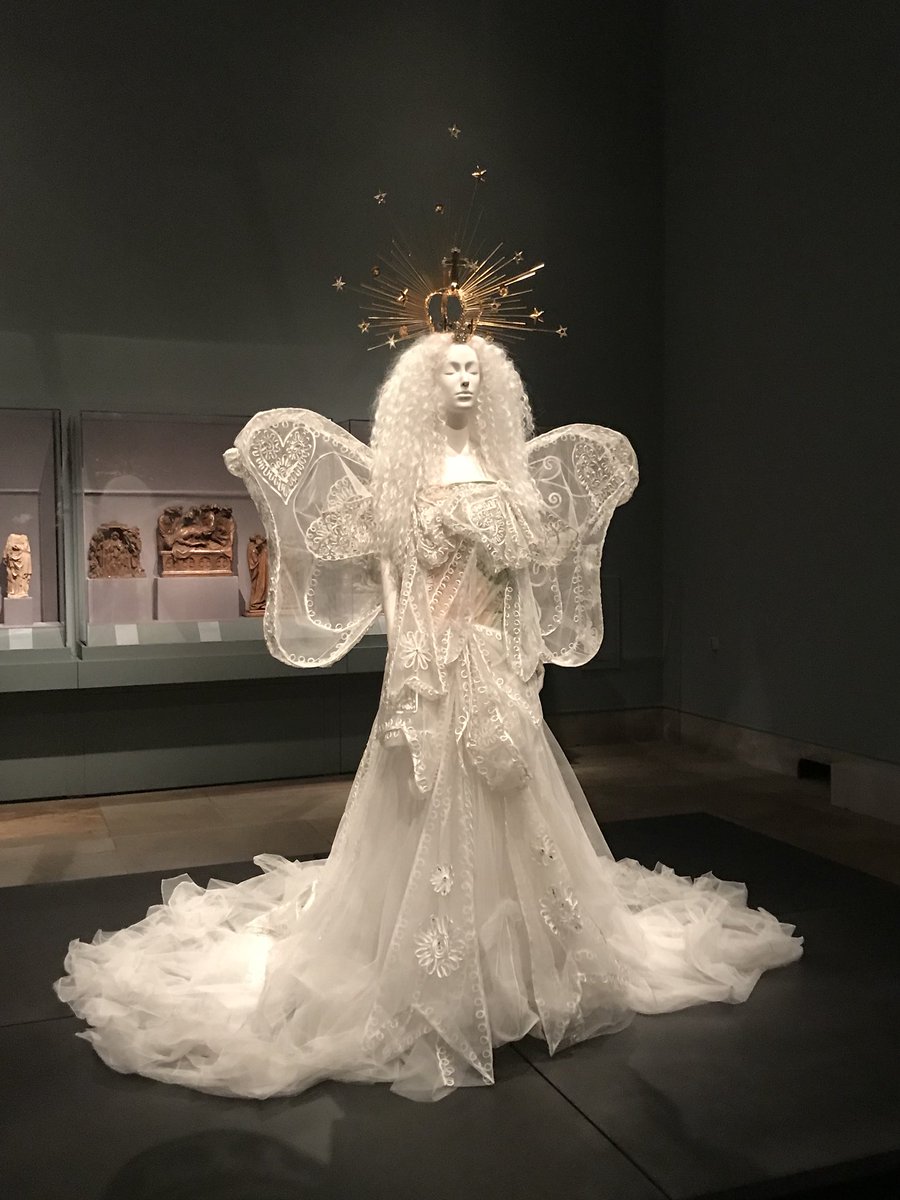 'Heavenly Bodies': la influencia del catolicismo en la moda - heavenly-bodies-museo-de-arte-metropolitano-9