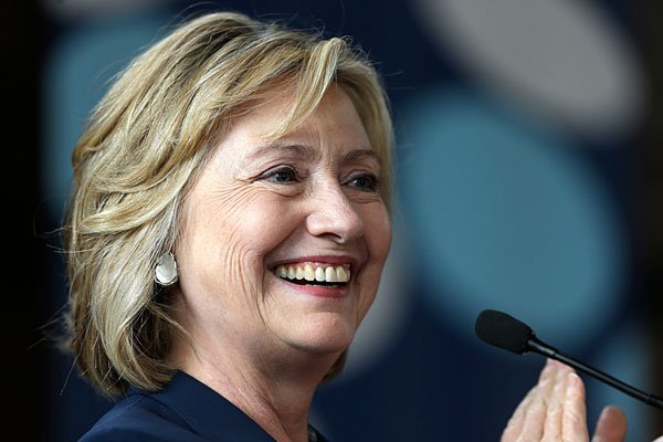 Hillary Clinton admite deseo de dirigir Facebook - hillary-clinton-facebook-1