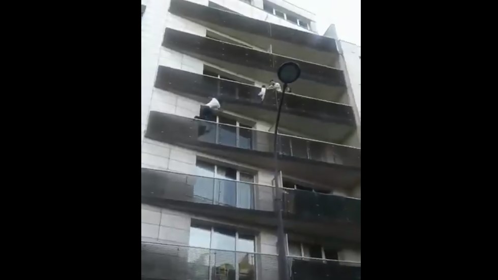 #Video Hombre escala edificio para rescatar a menor en París
