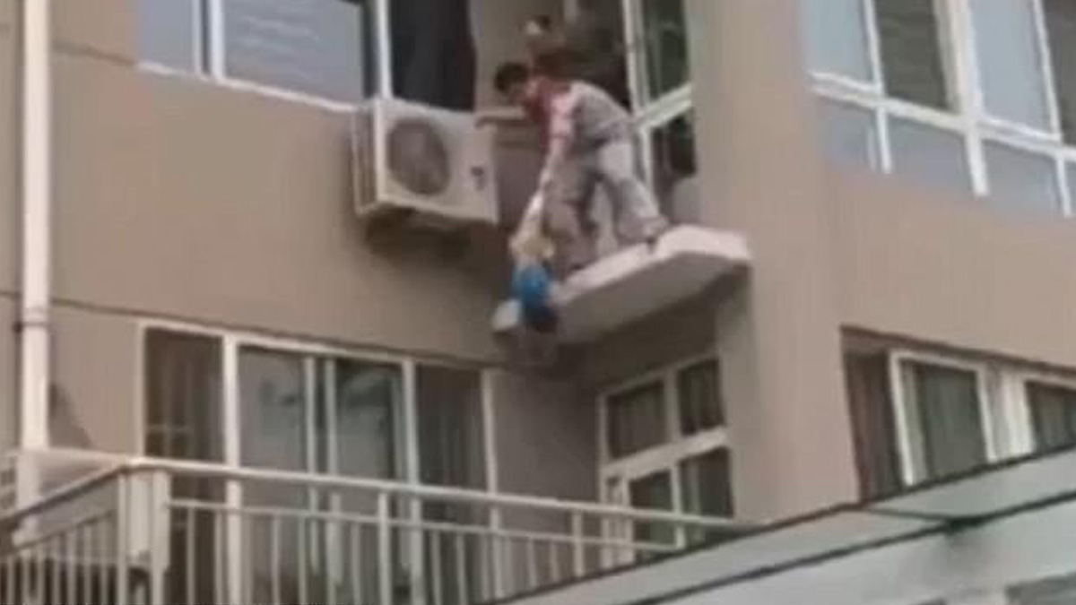 #Video Hombre salva a niño de caer de un tercer piso