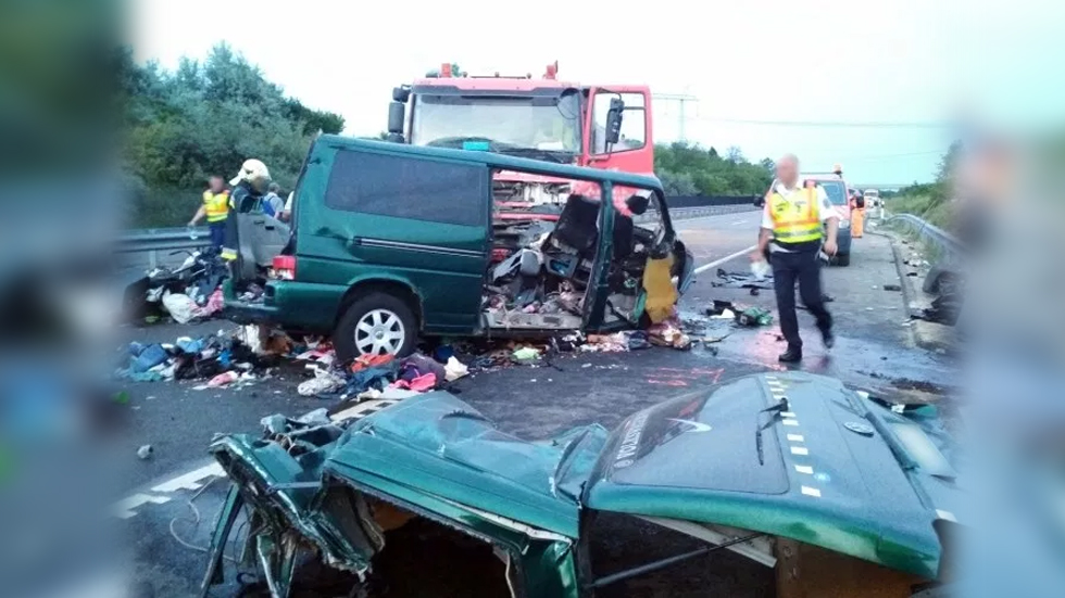 #Video Mueren nueve rumanos en accidente carretero en Hungría - hombre-transmite-en-vivo-choque-hungria-3