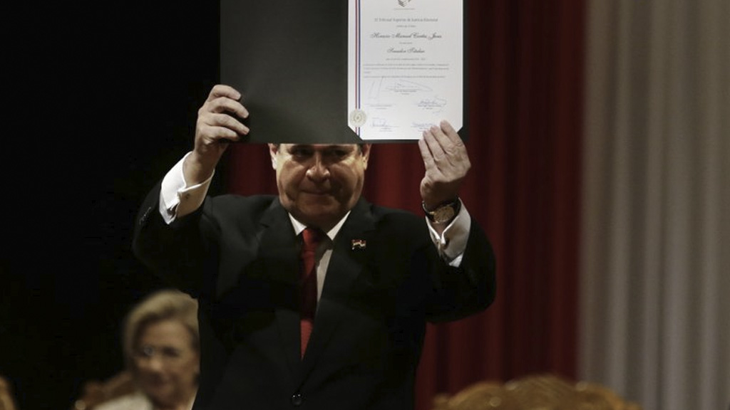 Presidente de Paraguay rinde protesta como senador