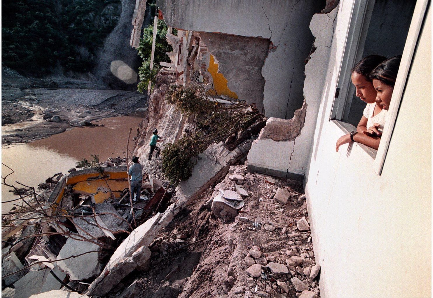 Trump da 20 meses para que 50 mil hondureños abandonen EE.UU. - huracan-mich