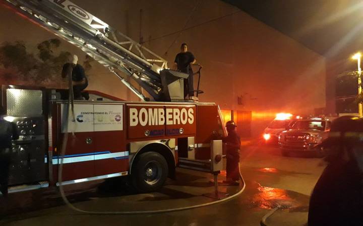 Incendio en bodega de Soriana en Acapulco - incendio-acapulco